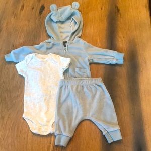 Carter’s 3mo. Light blue bear set.